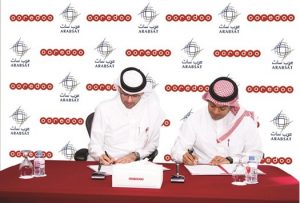 Ahmad Abdulaziz al-Neama, chief sales and service officer, Ooredoo Qatar and Wael al-Buti, director, sales and customer service at Arabsat, signing the strategic cooperation agreement between the two companies. Photograph courtesy of Ooredoo.