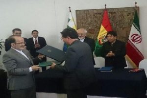 Iranian ambassador to Bolivia Seyyed Reza Tabatabaei Shafiei, and the head of the Bolivian space agency, Iván Zambrana, exchange copies of the MoU in Santa Cruz de la Sierra, Bolivia, on 26 August 2016. Photograph courtesy of Mehr News Agency.