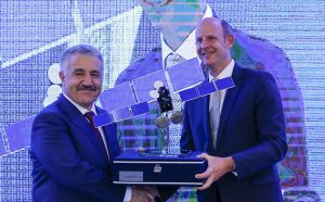 Mr. Ahmet Arslan, Turkish Minister of Transport, Maritime Affairs (left), and Communications, and Mr. Rupert Pearce, CEO of Inmarsat (right), in Ankara on 27 September 2016. Photograph courtesy of AA.